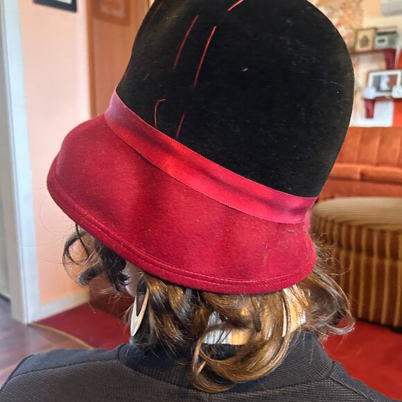 1950s red and black velvet brimmed cloche embroidered hat with ribbon - Picture 6 of 14